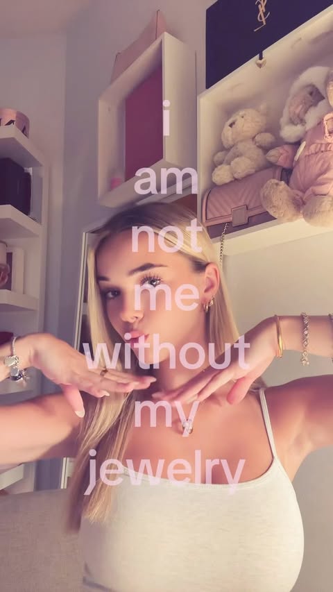 Instagram post by @catherinebrs for EVRY JEWELS. Caption reads: @evryjewels code CATHERINEB 🎀 #evryjewels [...].