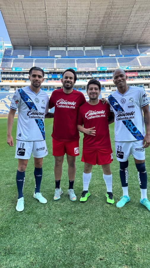 Instagram post by @paquideus for Caliente.mx. Caption reads: ¡A VER QUÉ TRAEN! 👀🏟️

@ricardomarin11 🎽 ➕....