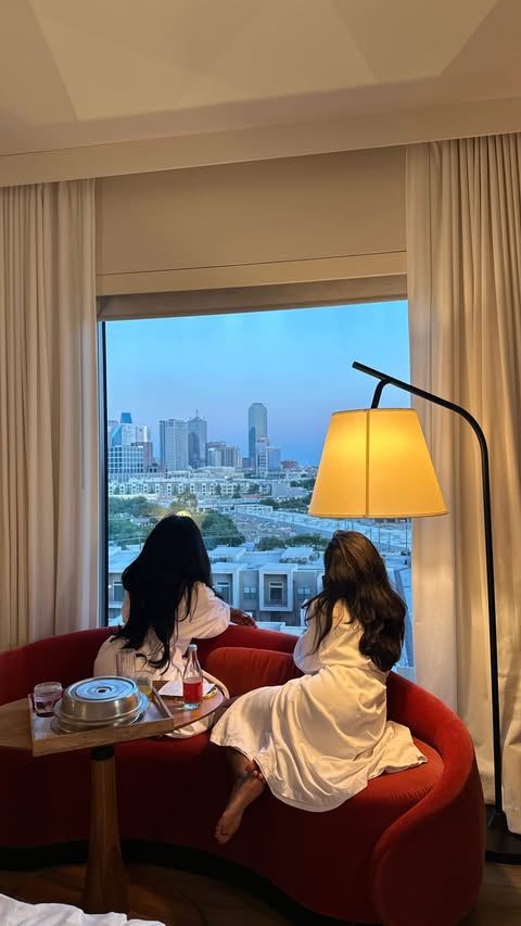 Instagram post by @princesssuche for Hotels.com. Caption reads: [...] less and dragged my bestie along 🏨✨....