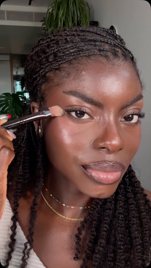 Instagram post by @melaninmichie for Laura Mercier. Caption reads: Just when you thought @lauramercier setting....