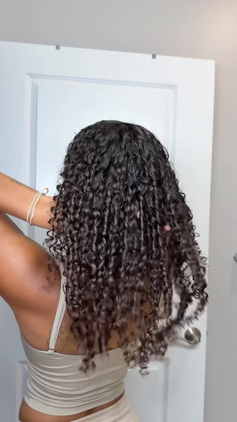Instagram post by @ashleescurls for Bounce Curl. Caption reads: [...] through an entire day of on the go!....