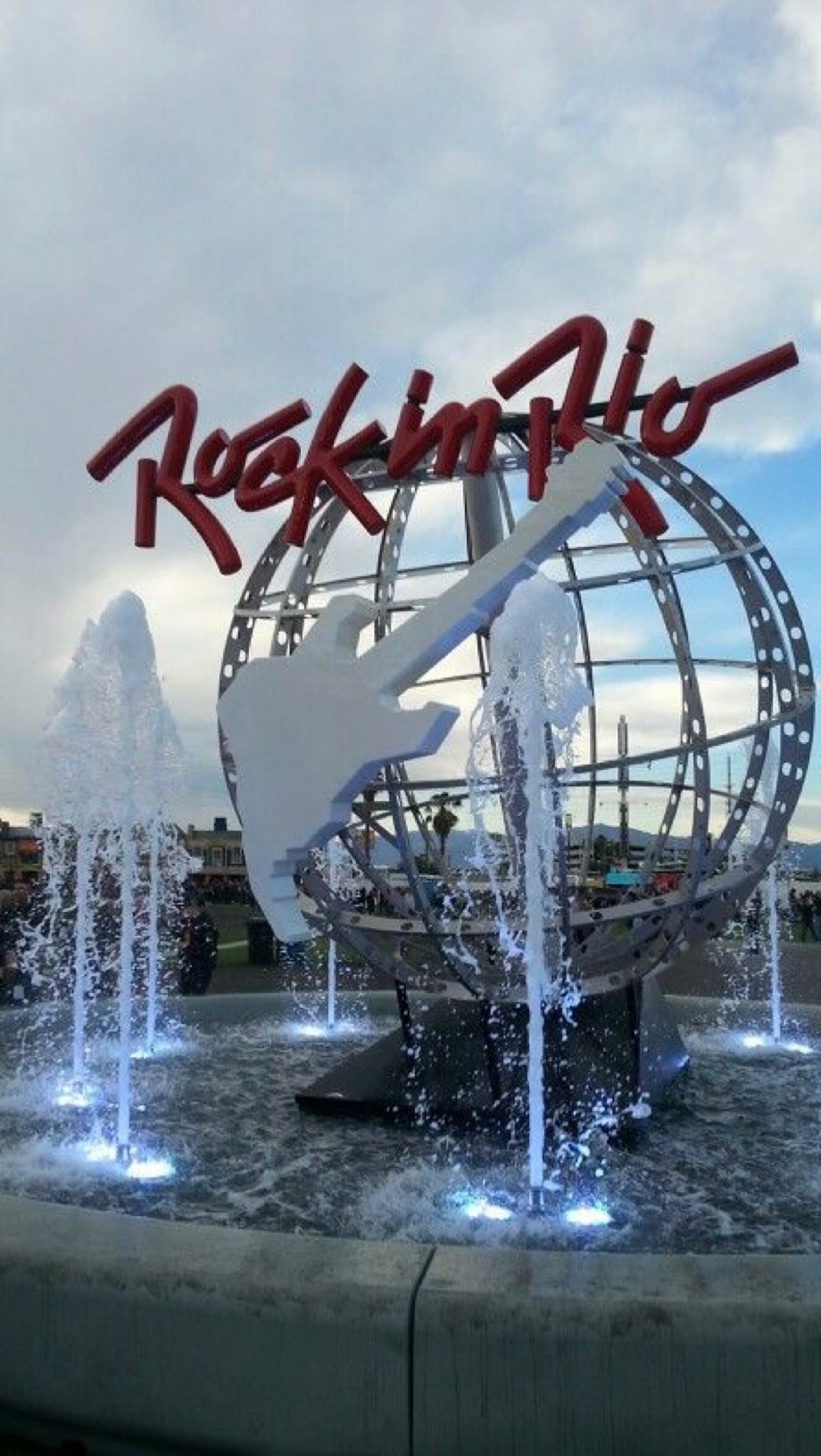 Instagram post by @mcsoffia for Rock in Rio. Caption reads: Ensaio @rockinrio.