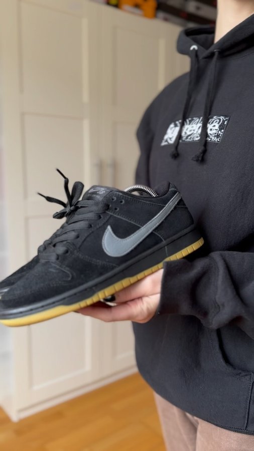 Instagram post by @hypmoetized for Supreme. Caption reads: [...] 😊
*advertisement*
.
.
.
.
@nikesb ....