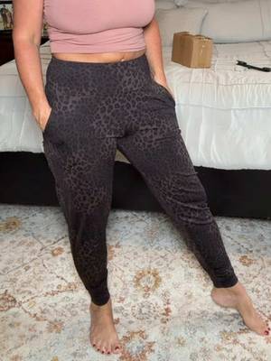 TikTok post by @hollydharris for The Gym People. Caption reads: @THE GYM PEOPLE US #joggers #joggerstyle.