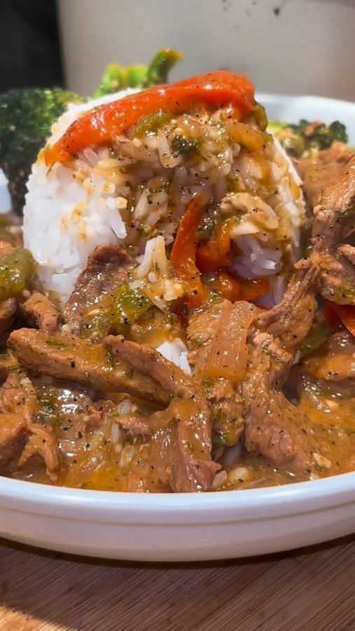 Instagram post by @justshanae for TikTok Shop. Caption reads: White cookware. Removable handles. Nonstick....