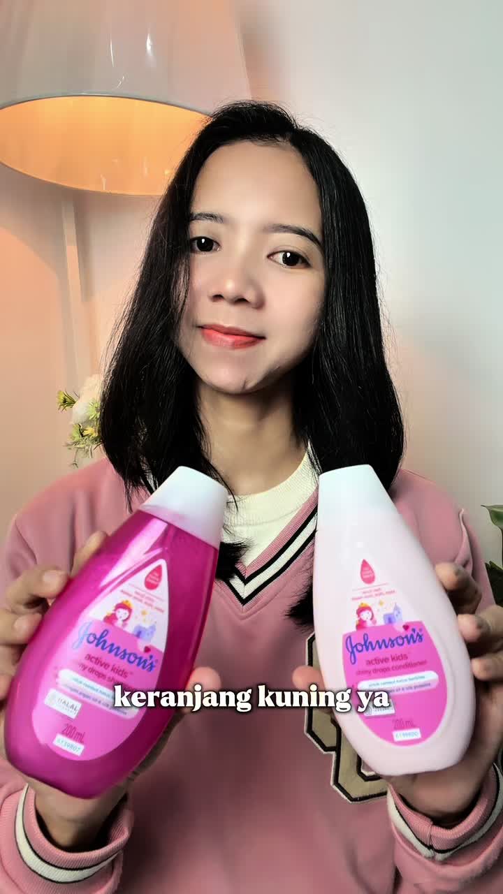 TikTok post by @tickacandy_ for Johnson’s Baby Indonesia. Caption reads: Rambut Kusut + Frizzy = Bye Jadi halus + Shiny....