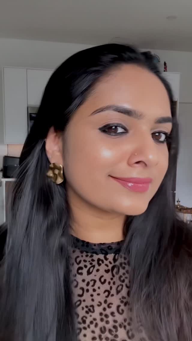 Instagram post by @parvathy_somanath for LIVE TINTED. Caption reads: ✨Glow Glow Glow✨🌟🌟🌟

Comment Link for the....