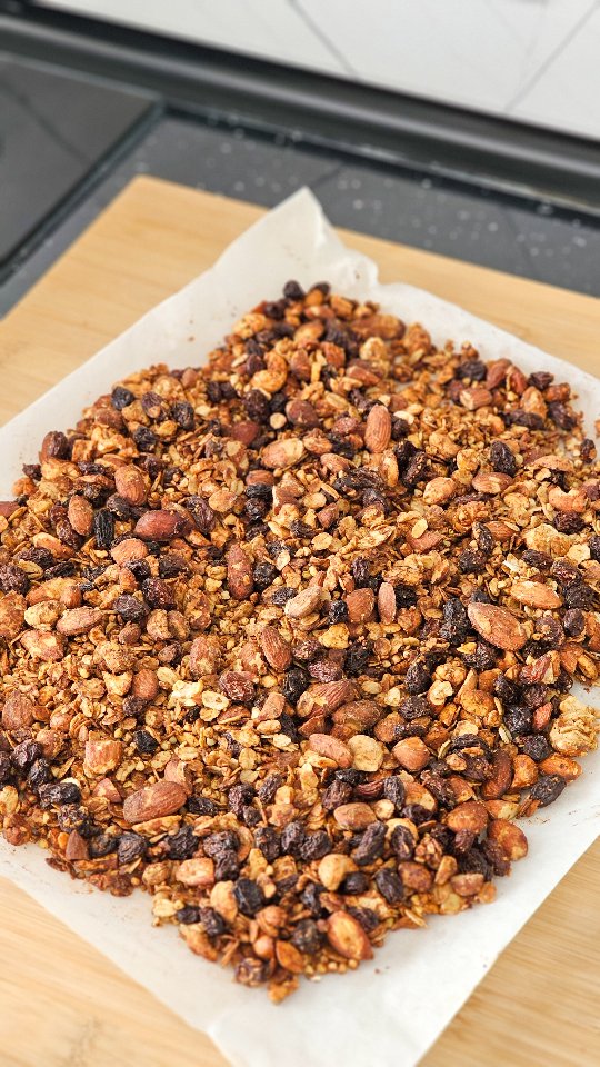 Instagram post by @comesemculpa_ for COSORI. Caption reads: ▪︎ Granola na Airfryer ▪︎
100gr flocos de aveia....