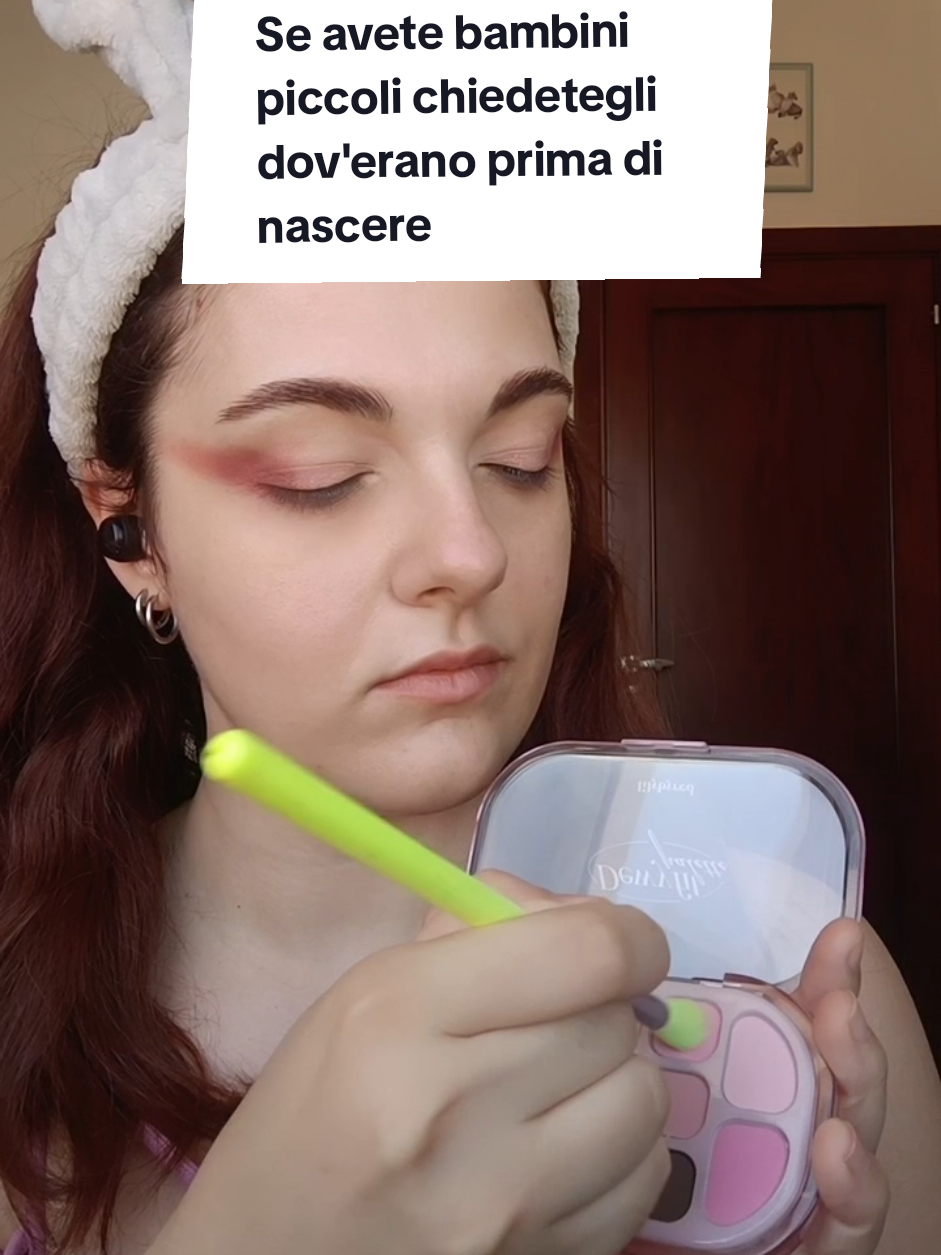 TikTok post by @invisibleocean for Astra Make-Up. Caption reads: Storia di UMadeMeLafflUpvoted - Dewyfit palette....