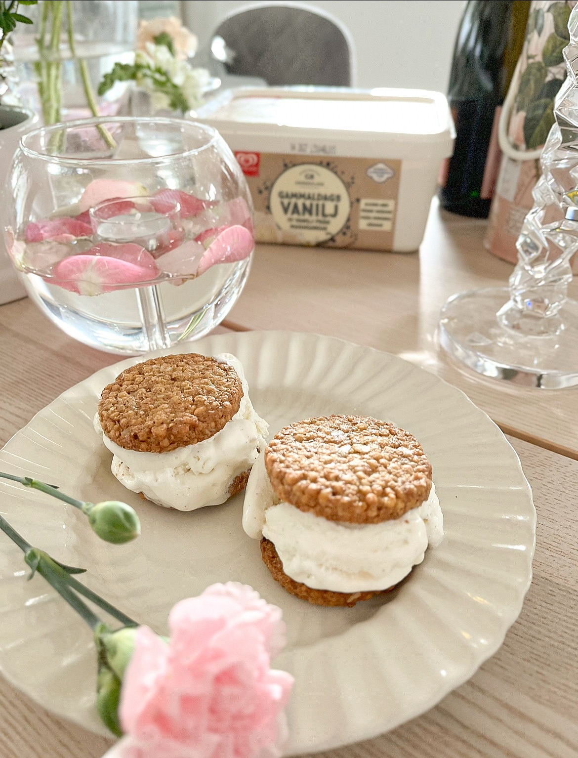 Instagram post by @sannaessence for Smakbox. Caption reads: Krispiga havrekakor & vaniljglass =

….bästa lilla....