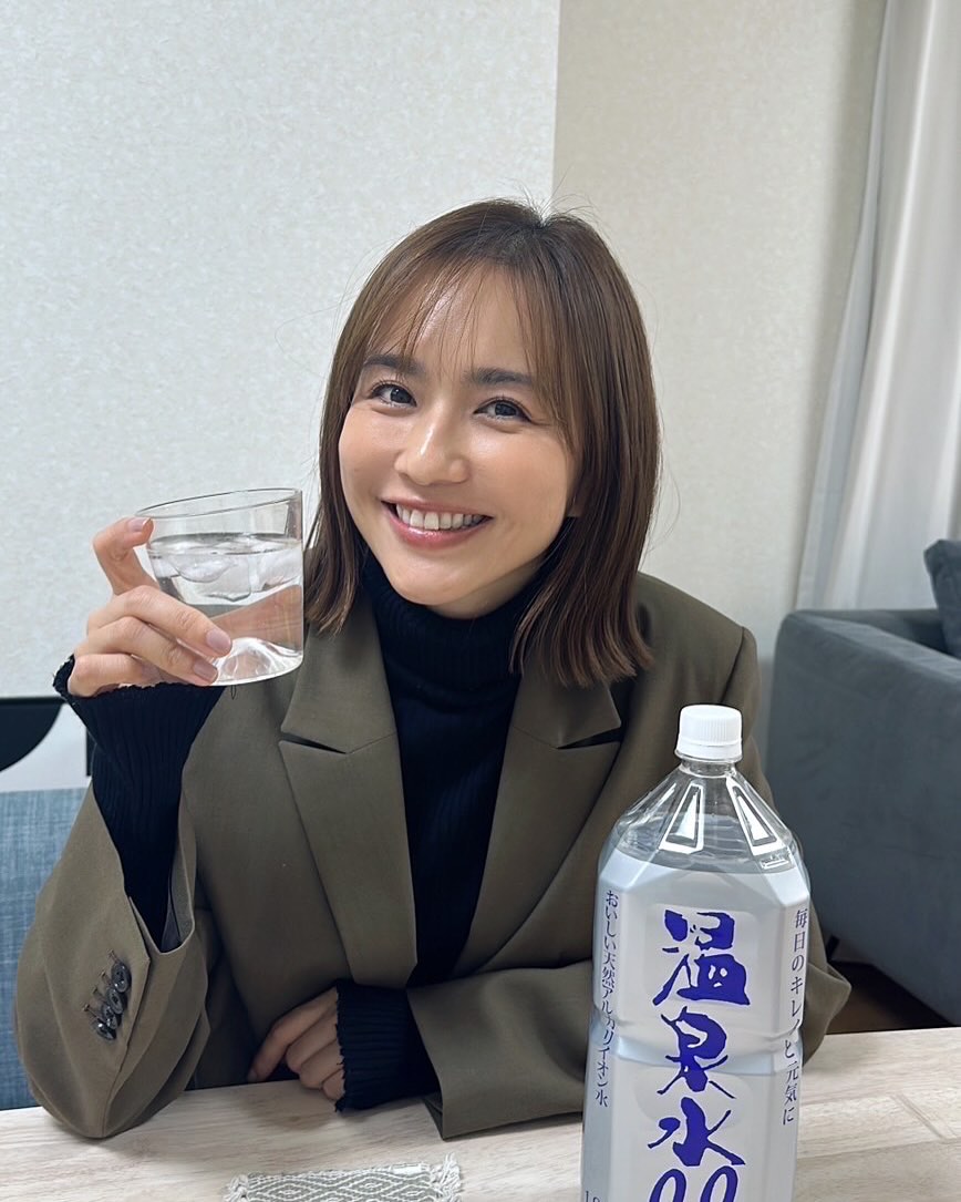 Instagram post by @yukimaomi for 温泉水99 ミネラルウォーター. Caption reads: 身体に取り入れるもの全て意識できればいいですが
身体の大部分を占めるお水だけでも日頃から意識したいで....
