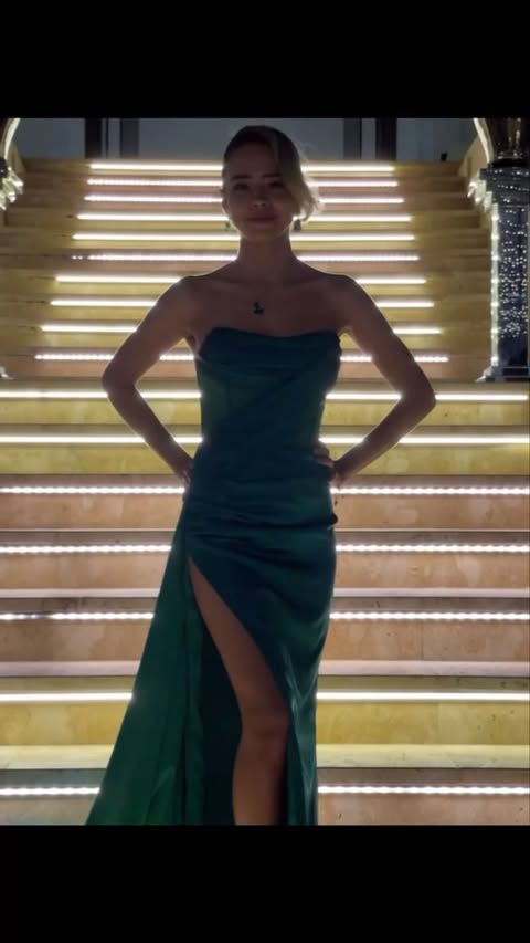 Instagram post by @liz.vaz.san.roman for Miss Circle. Caption reads: Sculptures Of Anything Goes🌊 Dress: @_misscircle_....