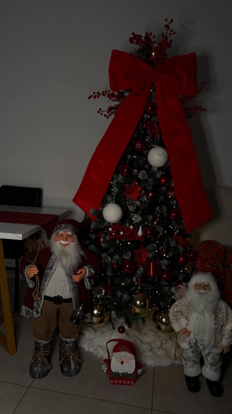 Instagram post by @noel_zhgjuni for Yaheetech. Caption reads: The Chrismas treet is readyy 🥰🥰

Transform Your....