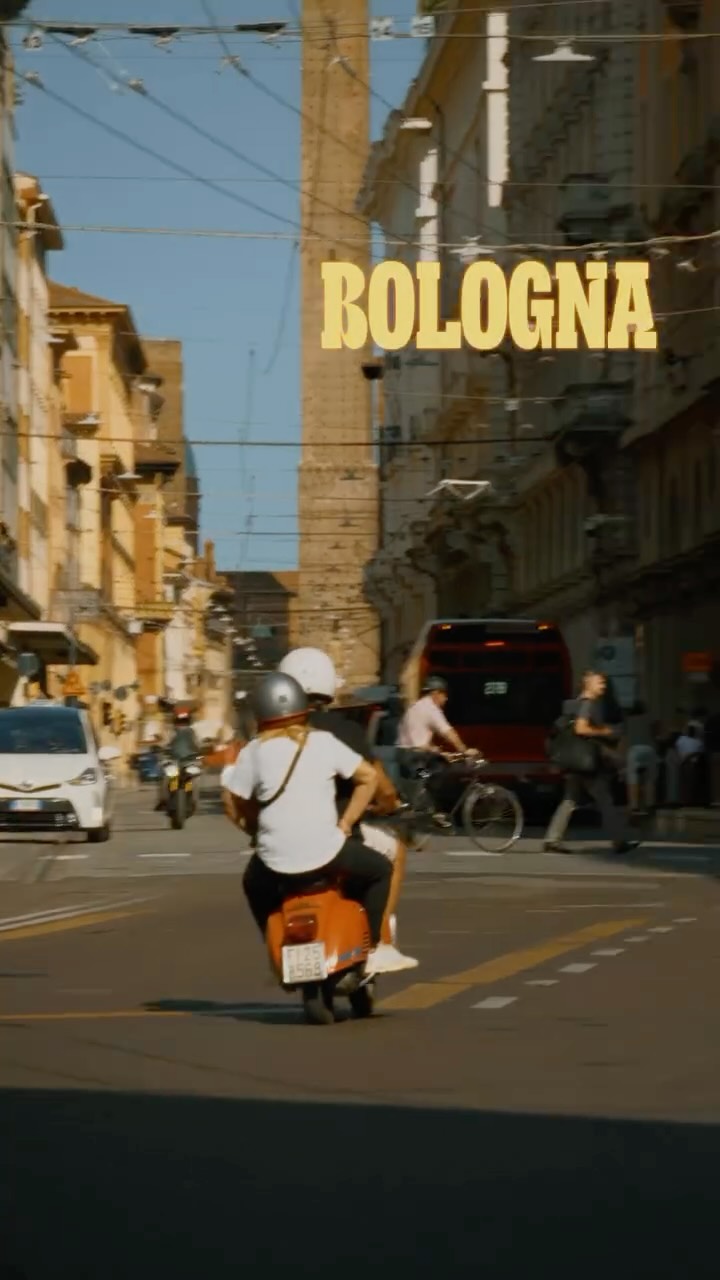 Instagram post by @dorpell for Xiaomi. Caption reads: Out and about in Bologna.
Adoro passeggiare in....
