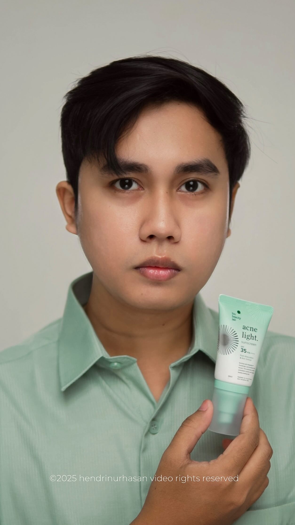 Instagram post by @hendrinurhasan for Bio Beauty Lab. Caption reads: [...] pakai Acne Light Sunscreen baru dari Bio....