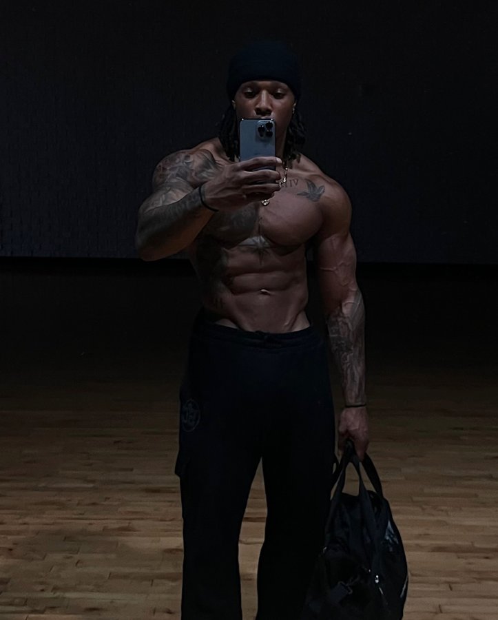 Instagram post by @dreveonn for JNX Sports. Caption reads: 🎖️ Fueled by: @jnxsports #gym #ﬁtness #workout.