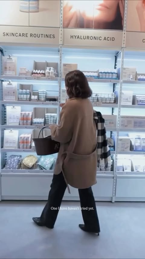 Instagram post by @emmahoareau for Aroma-Zone. Caption reads: [...] I finally got to visit the new @aromazone_uk....