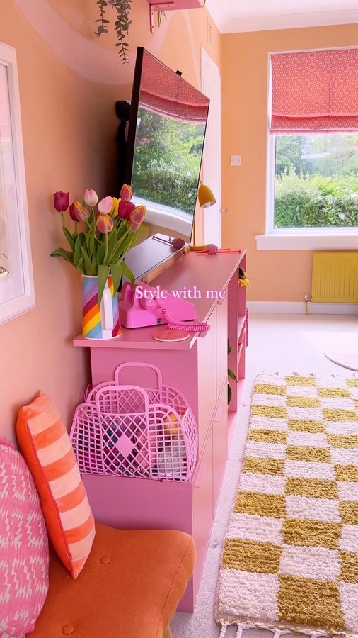 Instagram post by @therachelhendersonstudio for Tylko. Caption reads: Tv walls don’t need to be boring👇

We live in a....