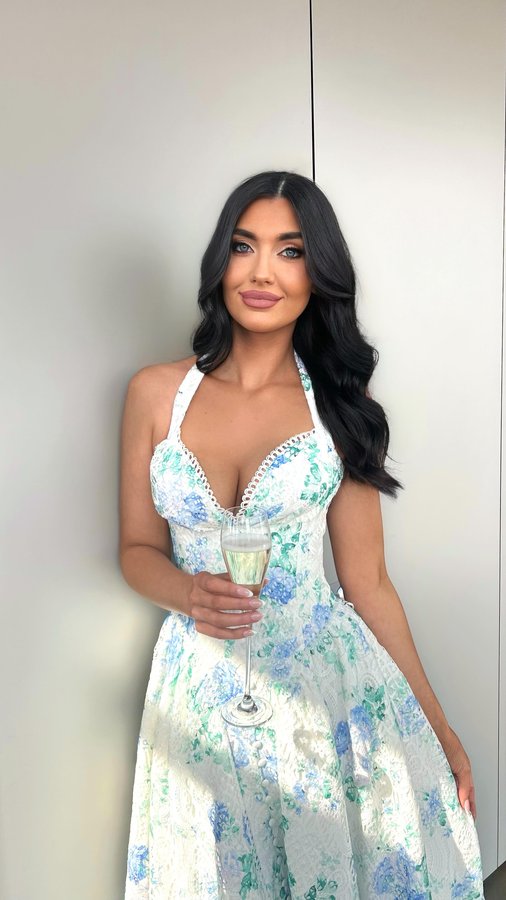 Instagram post by @lydiaiddonx for Lavish Alice. Caption reads: [...] an exclusive styling suite with @lavishalice....