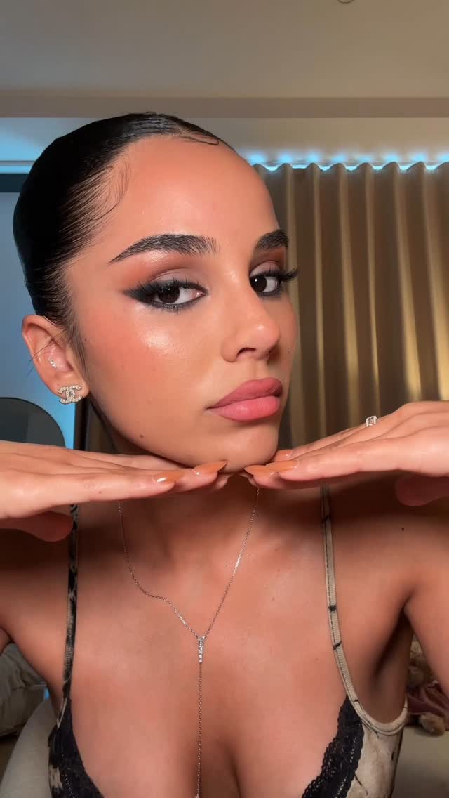 Instagram post by @aeymsz for Kylie Cosmetics. Caption reads: [...] make-up :) :
eyeshadow @kyliecosmetics 
eye....