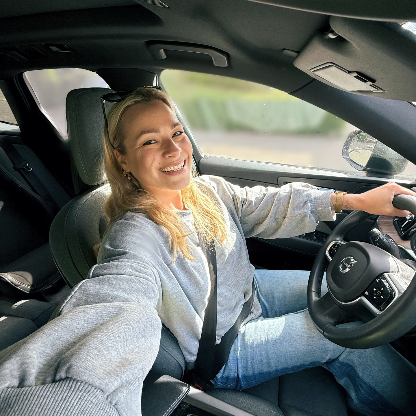 Instagram post by @anlemmensofficial for Volvo Cars. Caption reads: Swipe 👉🏻 kan je ‘t je voorstellen dat moeders en....