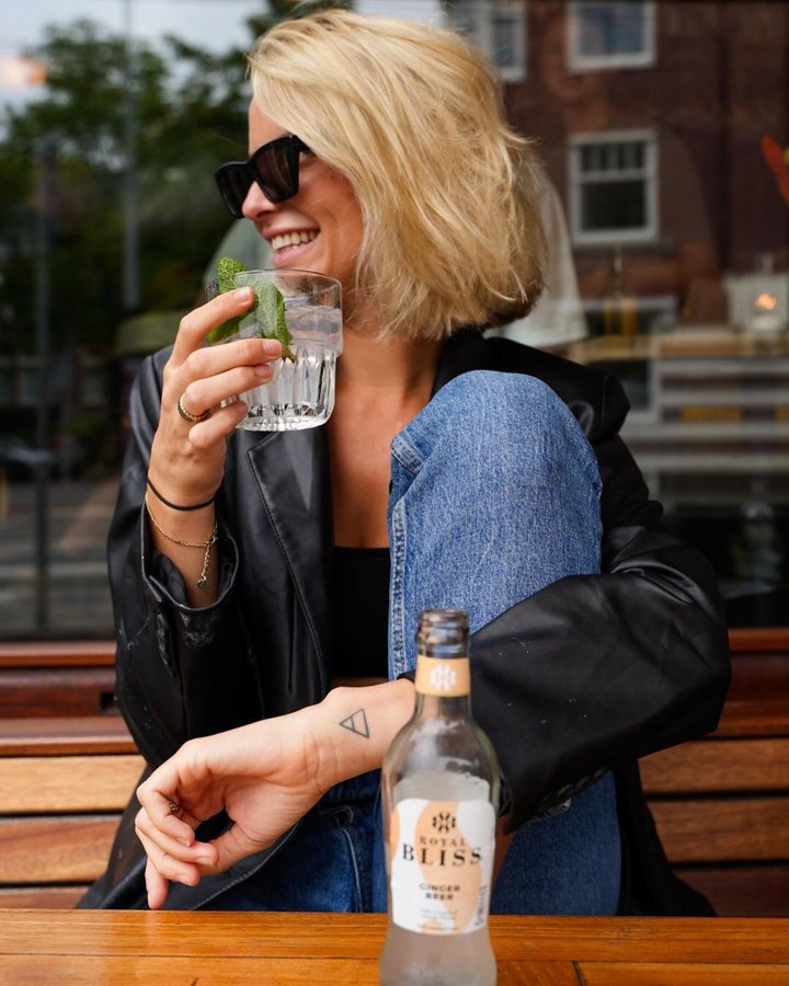 Instagram post by @laurareuss for FRENDZ the Agency. Caption reads: Bliss your summer 🧡 #royalbliss #ad.