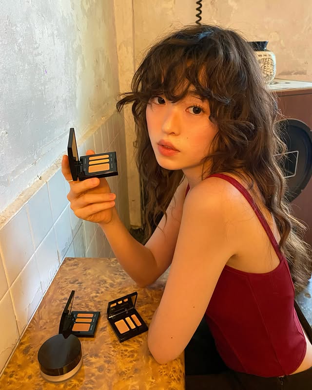 Instagram post by @chaaemonie for Laura Mercier. Caption reads: your skin but better #유료광고 @lauramercier 시크릿 카뮤플라지....