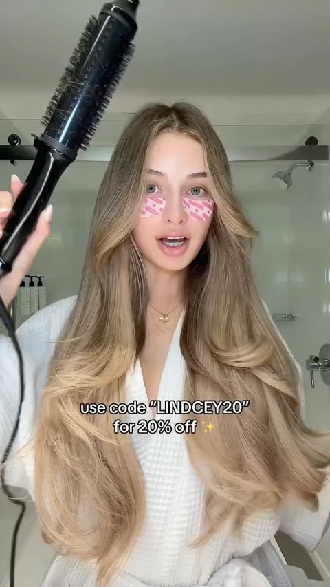 Instagram post by @lindceybeauty for FoxyBae Hair. Caption reads: grwm using the @foxybaehair hottie hot XL thermal....