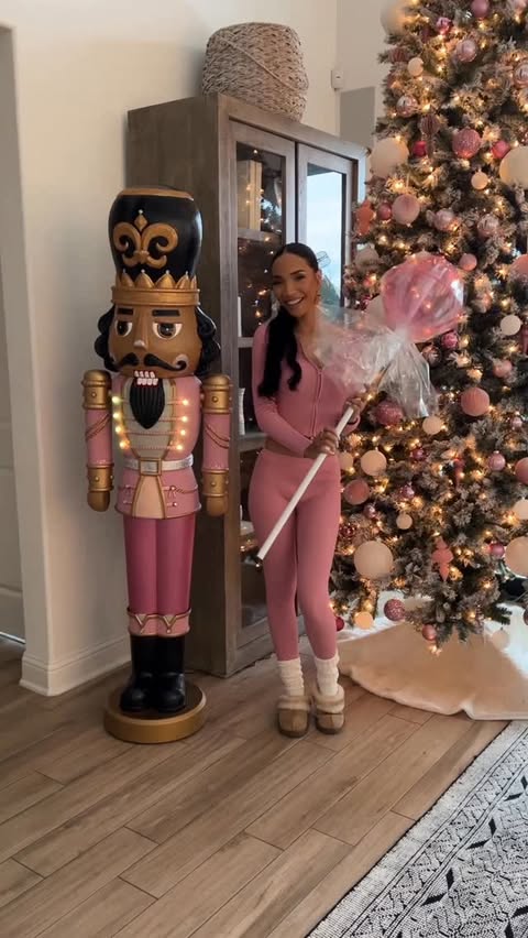 Instagram post by @ravenelyse for Dollar Tree. Caption reads: How to make GIANT lollipops for only a few....