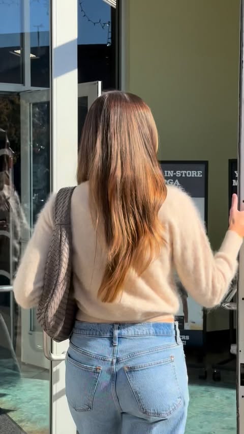 Instagram post by @lizzigreer for Golf Galaxy. Caption reads: holiday shopping made easy with @golfgalaxy ⛳️🎁 |....