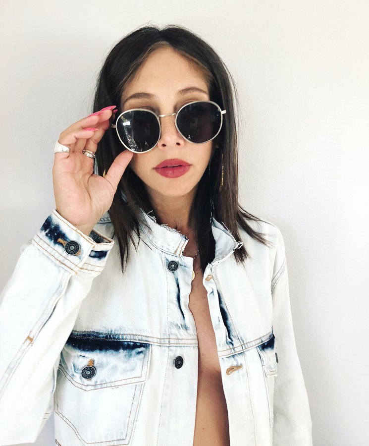 Instagram post by @lindsayluv for Hudson Jeans. Caption reads: [...] ✨🙆🏻‍♀️✨ feeling the fray of this....