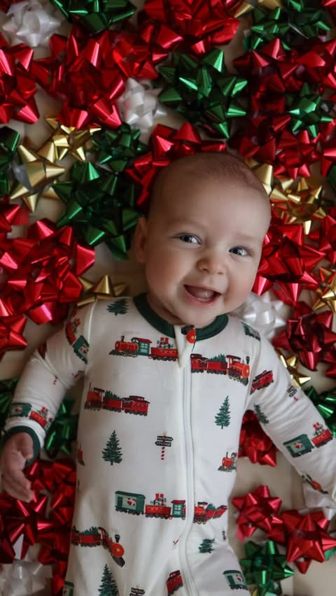 Instagram post by @lovethelunas for Kyte Baby. Caption reads: Christmas photos you need to take of your baby....
