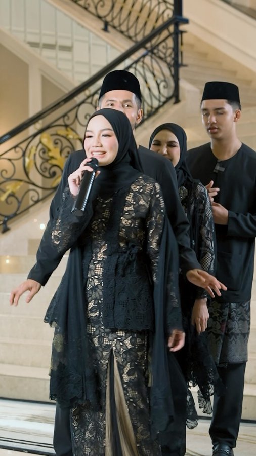 Instagram post by @aliffsyukriterlajaklaris for HIJABISTAHUB. Caption reads: Sementara nak tunggu waktu berbuka, jom tengok....