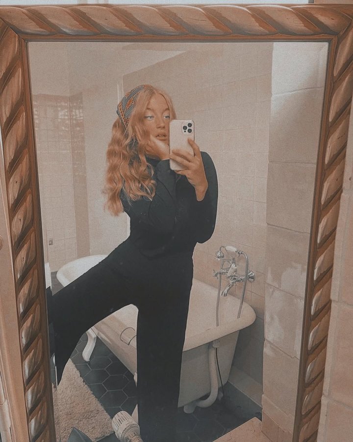 Instagram post by @madamecharlie for Les Lunes. Caption reads: [...] the whole time 🙈 wearing a full....