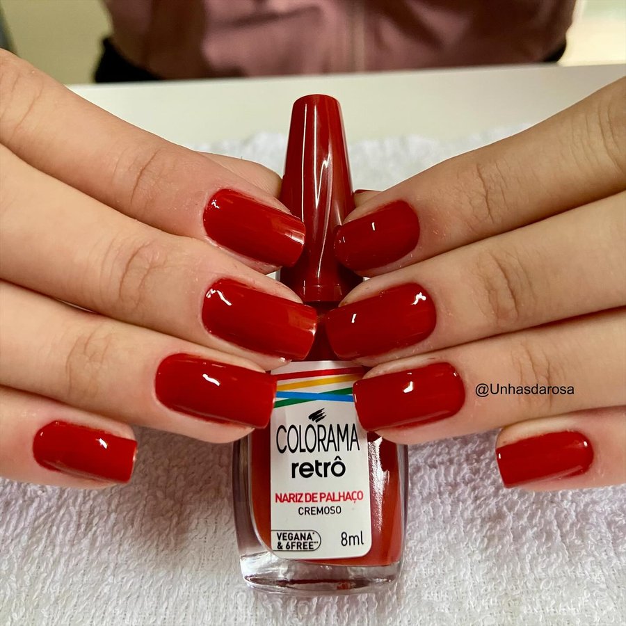 Instagram post by @unhasdarosa for Colorama Esmaltes. Caption reads: Apaixonada nessa cor! ❤️ @esmaltecolorama....