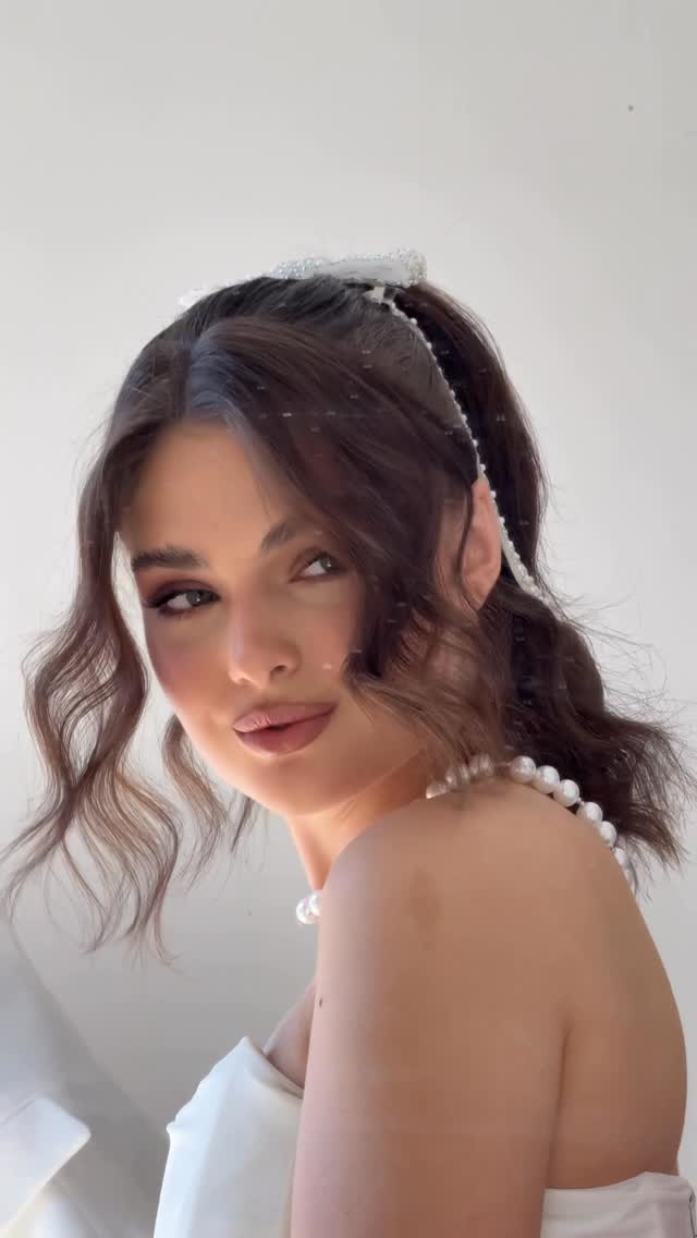 Instagram post by @ulyana.aster for Mermade Hair. Caption reads: Save my favourite face framing technique 💕 
Using....