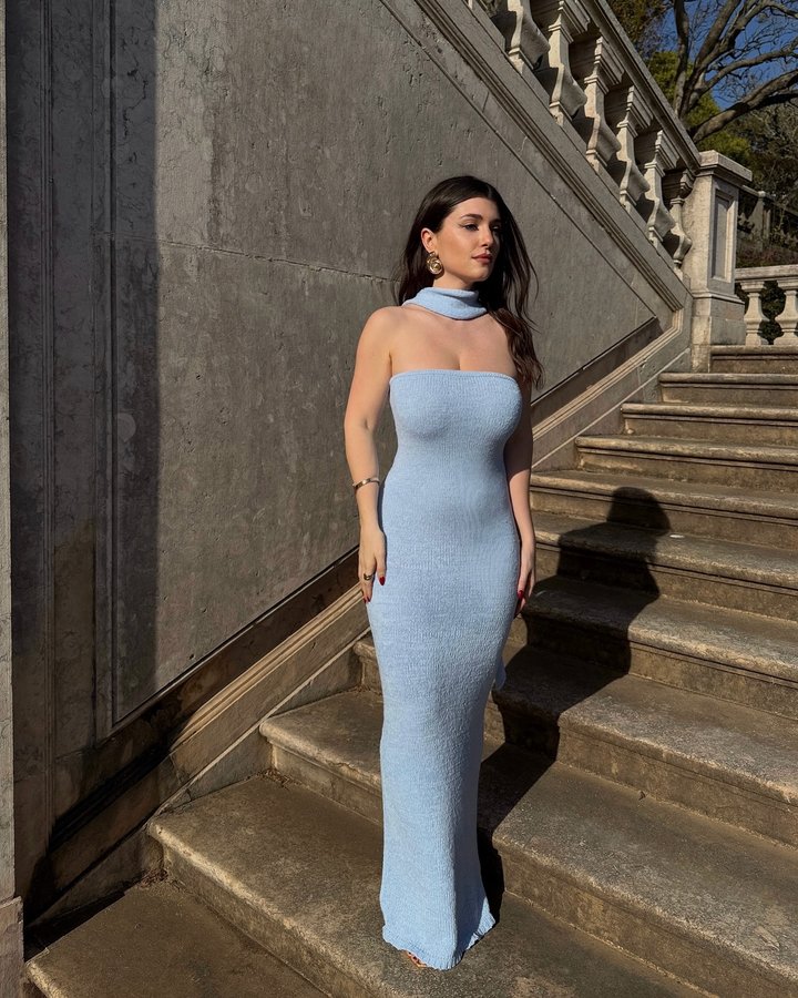 Instagram post by @carolinavneto for Meshki. Caption reads: [...] love affair 🩵🩵 dress from @meshki 🩵....