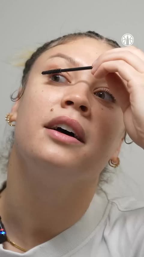 Instagram post by @chicagosky for COVERGIRL. Caption reads: [...] The Maroon Mamba featuring @covergirl 😉

➡️....