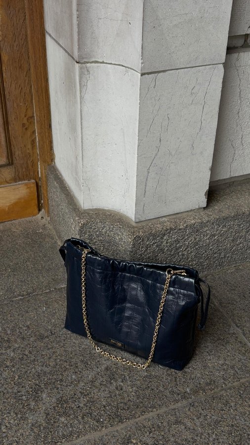 Instagram post by @perrinejusy for Soeur. Caption reads: [...] 
pantalon @maison_essentielle_ 
foulard....