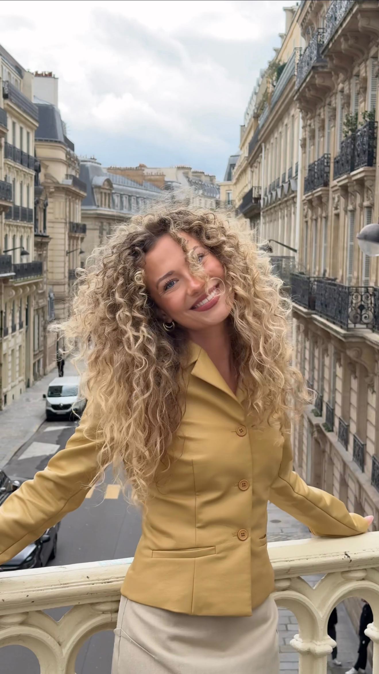 Instagram post by @juliehocke for Khy. Caption reads: I miss fall in Paris 🥹🍂 annonce tag.