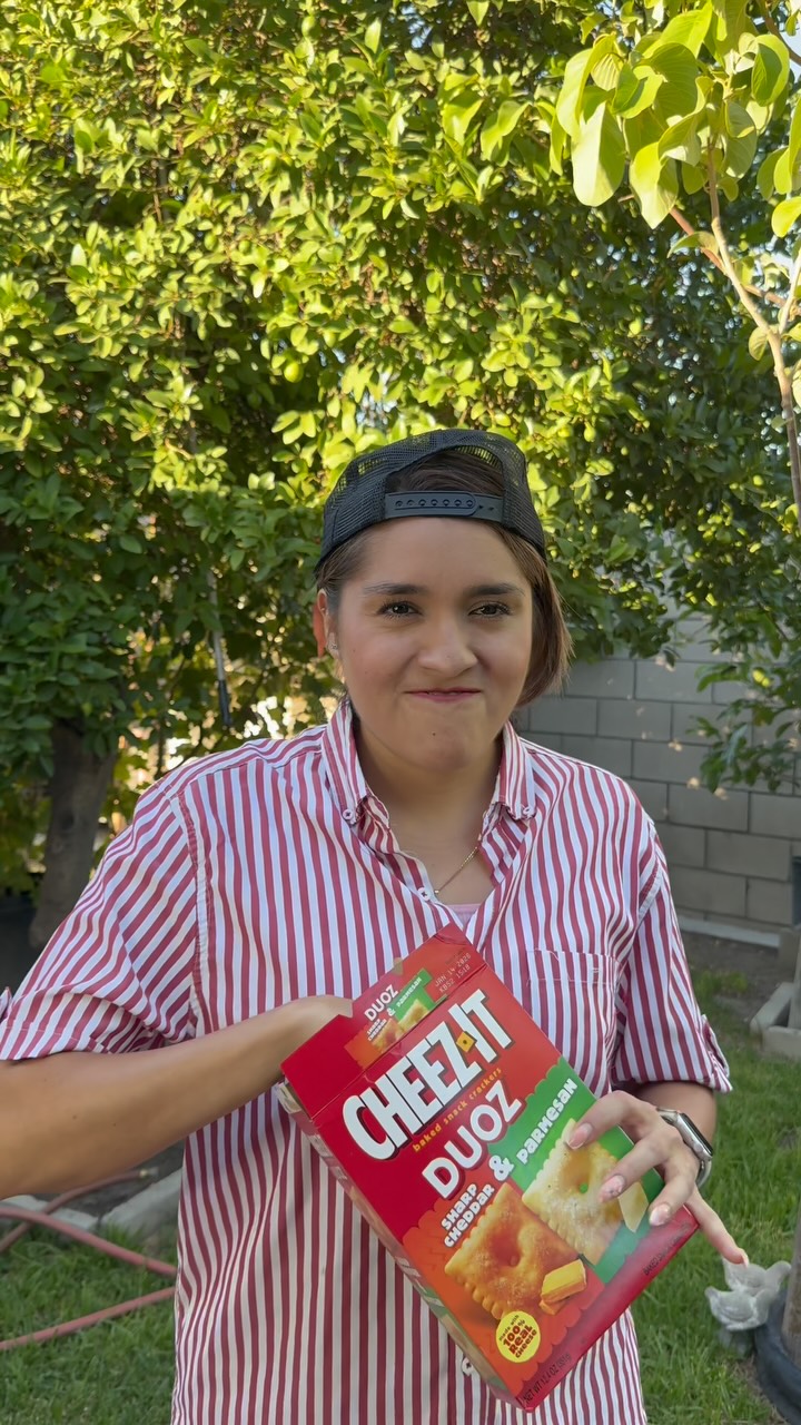 Instagram post by @estrada.twinss for Cheez-It. Caption reads: #ad Todo esto por los @cheezit Duoz 😂....