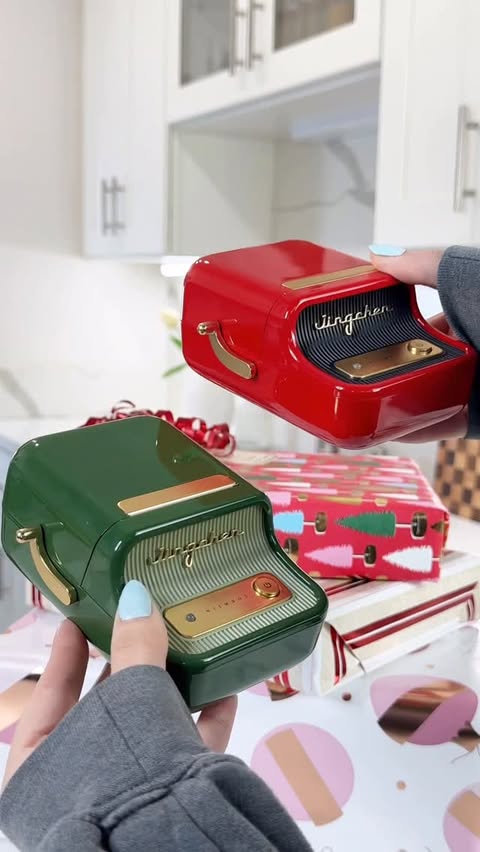 Instagram post by @nicole_pamelaaa for NIIMBOT. Caption reads: [...] to wrap some Christmas Gifts with my....