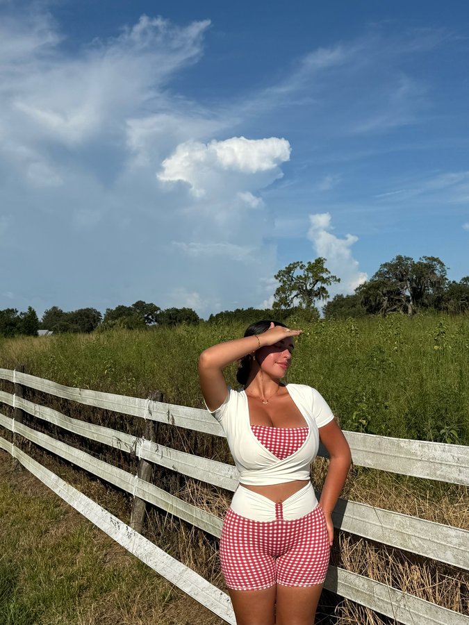 Instagram post by @jasminalysee for Astoria Activewear. Caption reads: [...] #athleisurestyle #astoriaactivewear....