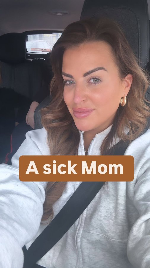 Instagram post by @twins_and_me_ for Vavavoom. Caption reads: Based on a true story 🤢 

My cozy jumper getting....