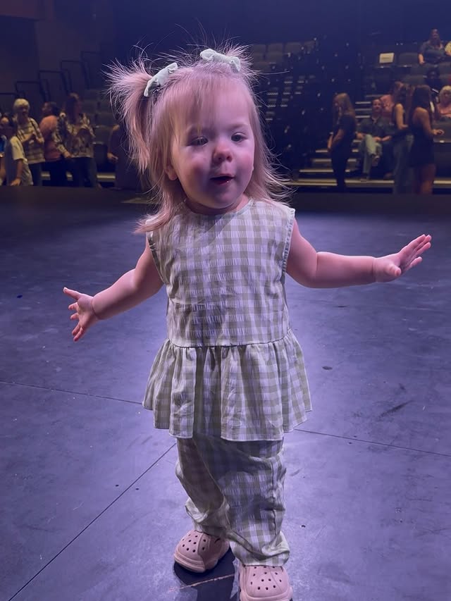 Instagram post by @mrscardona for Miniolie. Caption reads: [...] had to wear her favorite outfit from....