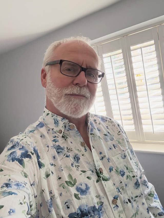 Instagram post by @richardgodfrayhoare for Yiume. Caption reads: [...] off my new Gentle Breeze shirt from Yiume®....
