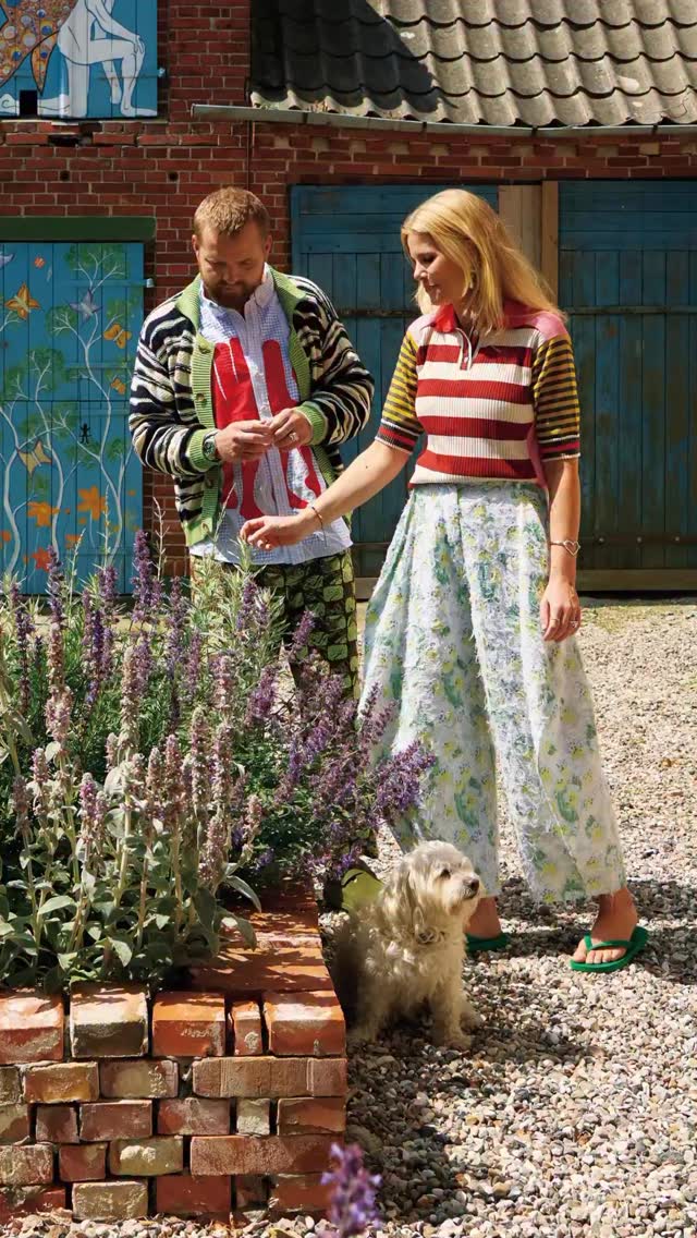 Instagram post by @kimpop_life for Elle Decor. Caption reads: デンマークの人気テレビタレントのソフィー・リンデとヨアキム・イングヴァーセンによるデザインデュオ、キ....