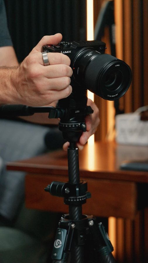 Instagram post by @jon.lava for Ulanzi. Caption reads: [...] ridiculously handy.

It’s the @ulanzi.global....