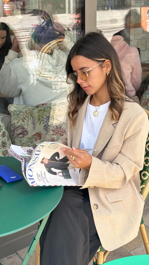 Instagram post by @vidanaaaa for IZIPIZI. Caption reads: two pairs of glasses @izipizi, two outfits 🌞❤️ -....