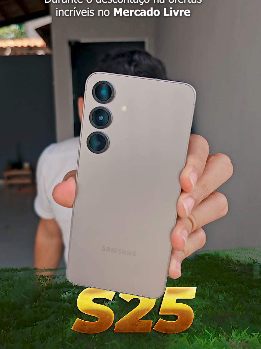 TikTok post by @ageu_ribeiro for Mercado Livre. Caption reads: [...] Fire no Samsung Galaxy S25 e no Galaxy S7....